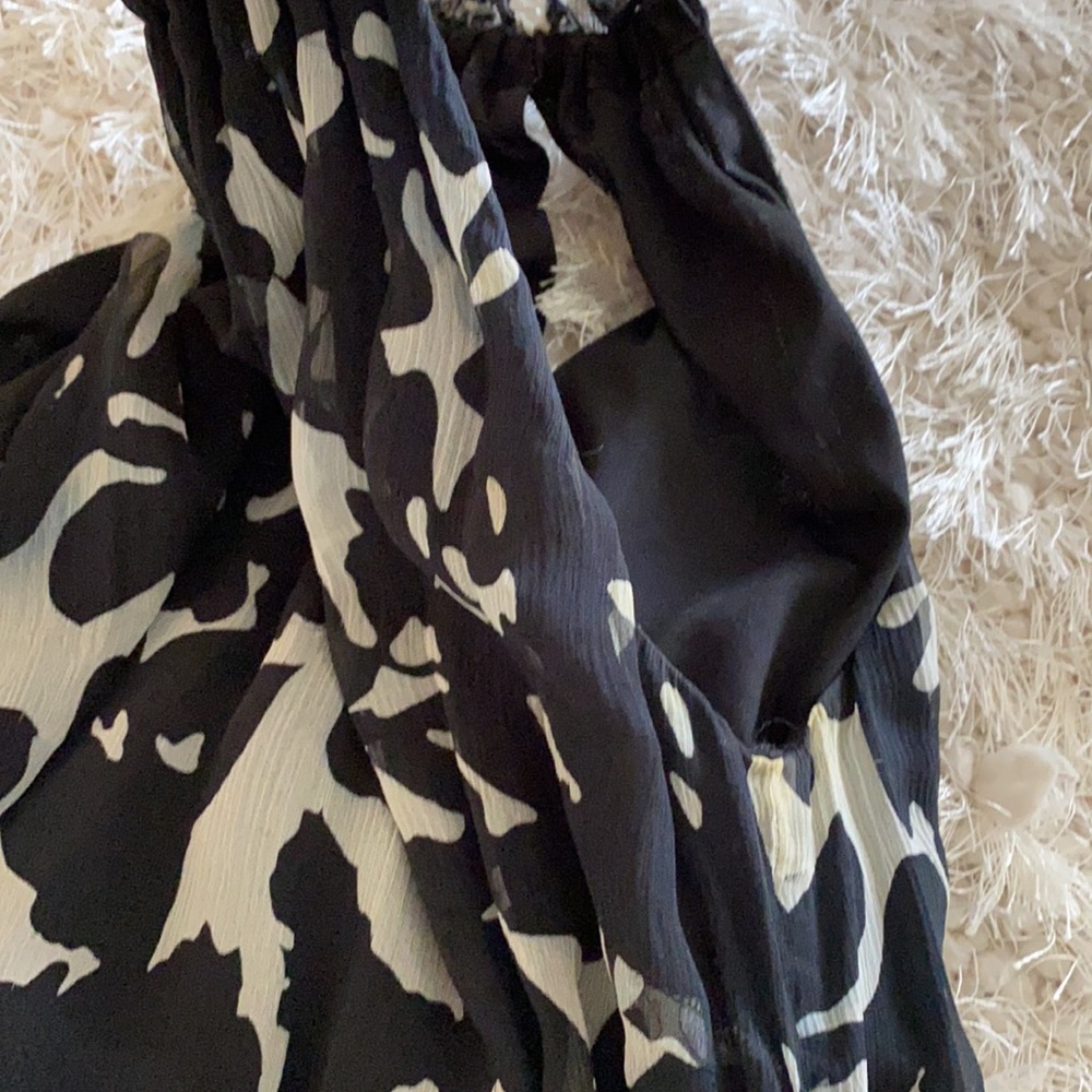 Beautiful feminine chiffon black and white print top - Picture 4 of 5